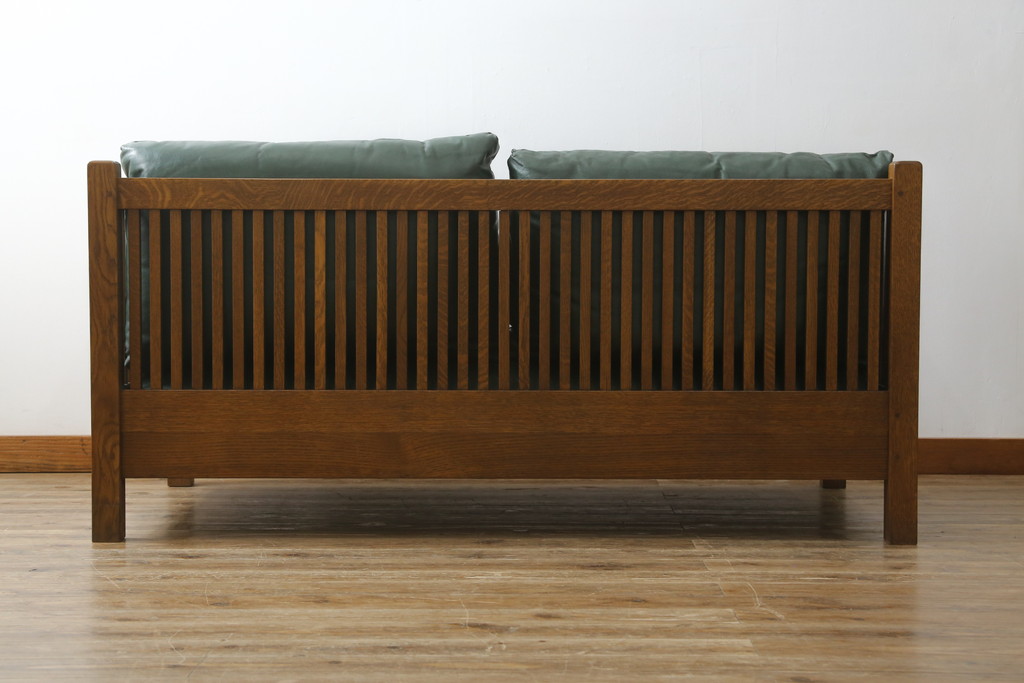 中古　美品!!　高級品　アメリカ　Stickley(スティックレー、スティックレイ)　オーク材　本革(レザー)　直線を基調とした縦格子が美しいデザインの2Pソファ(アームソファ、ラブソファ、二人掛け、2人掛け)(R-083117)