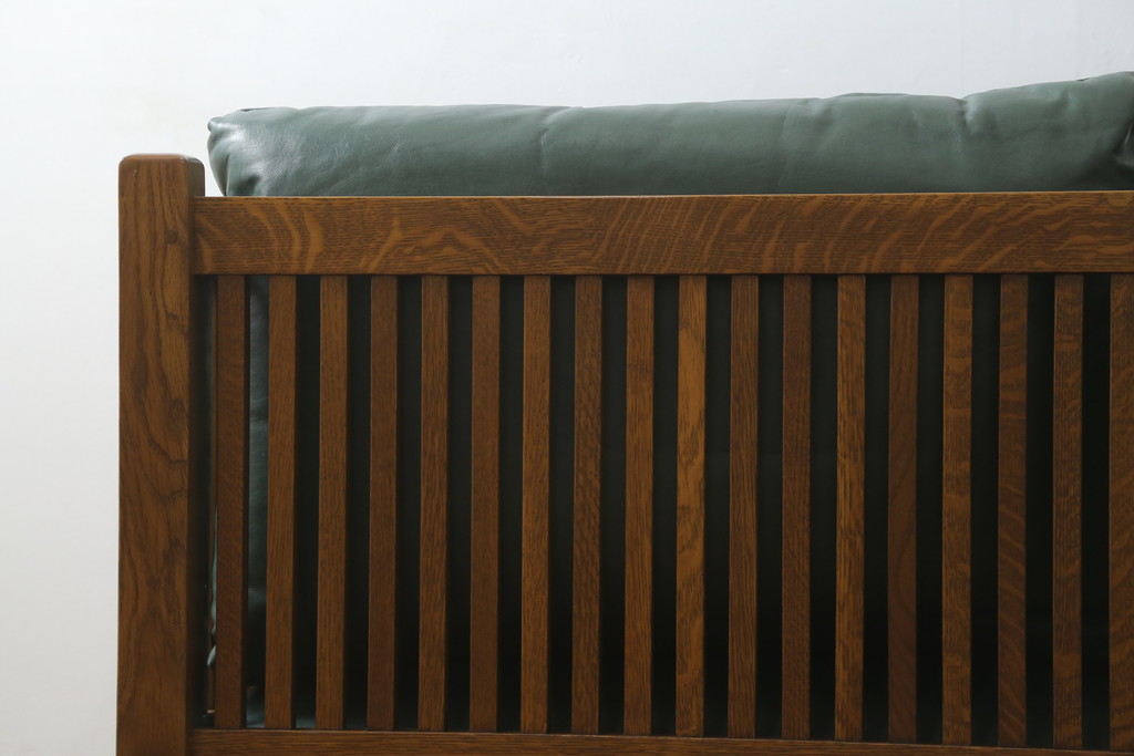 中古　美品!!　高級品　アメリカ　Stickley(スティックレー、スティックレイ)　オーク材　本革(レザー)　直線を基調とした縦格子が美しいデザインの2Pソファ(アームソファ、ラブソファ、二人掛け、2人掛け)(R-083117)