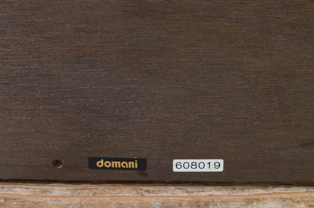 中古　カリモク　domani(ドマーニ)　シンプルなデザインでクラシカルな佇まいが魅力的なコンセント付きミラー(壁掛け鏡、ウォールミラー、店舗什器)(R-069284)