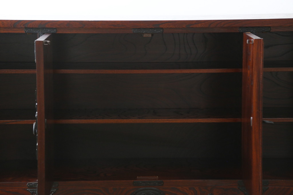 中古　美品!!　岩谷堂箪笥　上品なデザインの黒金具が美しいサイドボード(サイドキャビネット、リビングボード、テレビ台、テレビボード、収納棚、飾り棚、戸棚、ヴィンテージ、民芸家具)(R-083106)