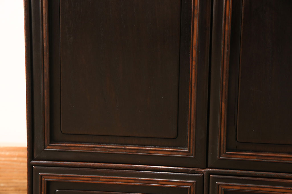 和製アンティーク　指物家具　漆塗り　カリン材　レトロな雰囲気漂う時代物の飾り棚(収納棚、戸棚、サイドキャビネット、花梨材)(R-051546)