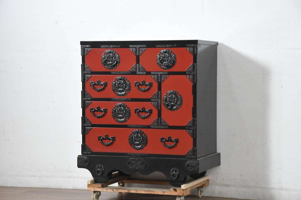 中古　美品　岩谷堂箪笥　美しい朱色の漆塗りが施された小振りな車箪笥(小箪笥、チェスト、引き出し、民芸家具、収納箪笥)(R-082673)