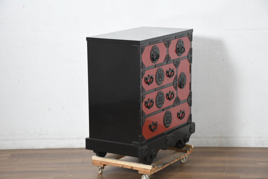 中古　美品　岩谷堂箪笥　美しい朱色の漆塗りが施された小振りな車箪笥(小箪笥、チェスト、引き出し、民芸家具、収納箪笥)(R-082673)