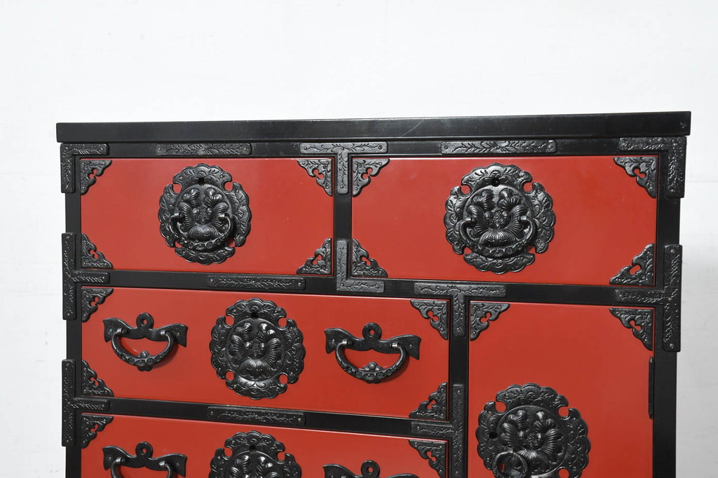 中古　美品　岩谷堂箪笥　美しい朱色の漆塗りが施された小振りな車箪笥(小箪笥、チェスト、引き出し、民芸家具、収納箪笥)(R-082673)