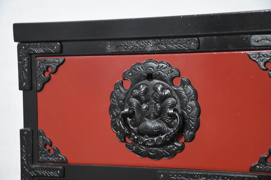 中古　美品　岩谷堂箪笥　美しい朱色の漆塗りが施された小振りな車箪笥(小箪笥、チェスト、引き出し、民芸家具、収納箪笥)(R-082673)
