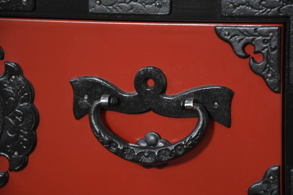 中古　美品　岩谷堂箪笥　美しい朱色の漆塗りが施された小振りな車箪笥(小箪笥、チェスト、引き出し、民芸家具、収納箪笥)(R-082673)
