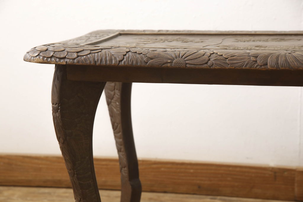 中古　日光彫り　迎寿作　すらりと伸びた脚のデザインが目を惹く高級総彫り仕上げのローテーブル(センターテーブル、カフェテーブル、コーヒーテーブル、リビングテーブル、座卓)(R-061739)