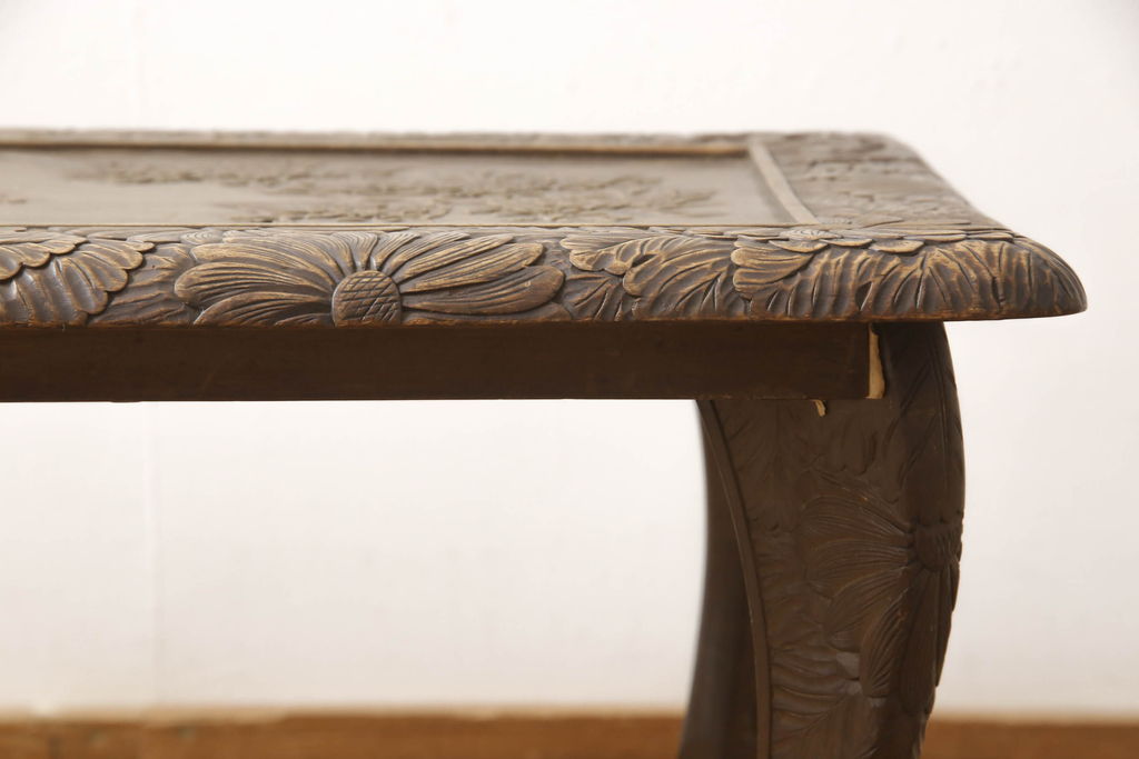 中古　日光彫り　迎寿作　すらりと伸びた脚のデザインが目を惹く高級総彫り仕上げのローテーブル(センターテーブル、カフェテーブル、コーヒーテーブル、リビングテーブル、座卓)(R-061739)