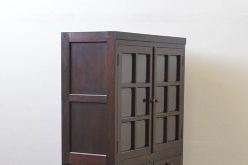 中古　松本民芸家具　G-1型面取食器棚　脚(台輪)付きリメイク　落ち着きのある洗練された佇まいが魅力のサイドキャビネット(カップボード、収納棚、戸棚、キャビネット、本箱)(R-083298)