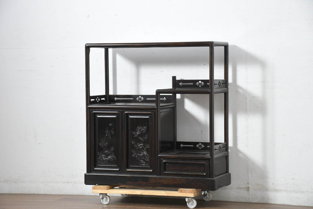 中古　美品　黒檀の風合いが魅力の小振りな茶棚(コクタン、飾り棚、違い棚、収納棚、戸棚、民芸家具)(R-082691)
