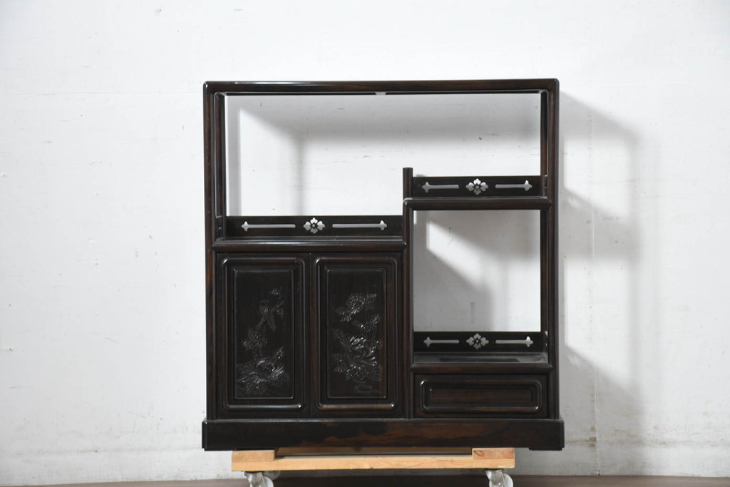 中古　美品　黒檀の風合いが魅力の小振りな茶棚(コクタン、飾り棚、違い棚、収納棚、戸棚、民芸家具)(R-082691)