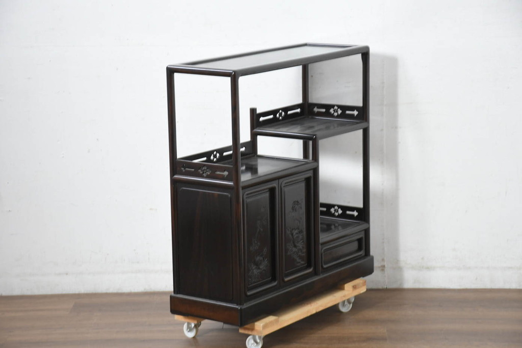 中古　美品　黒檀の風合いが魅力の小振りな茶棚(コクタン、飾り棚、違い棚、収納棚、戸棚、民芸家具)(R-082691)