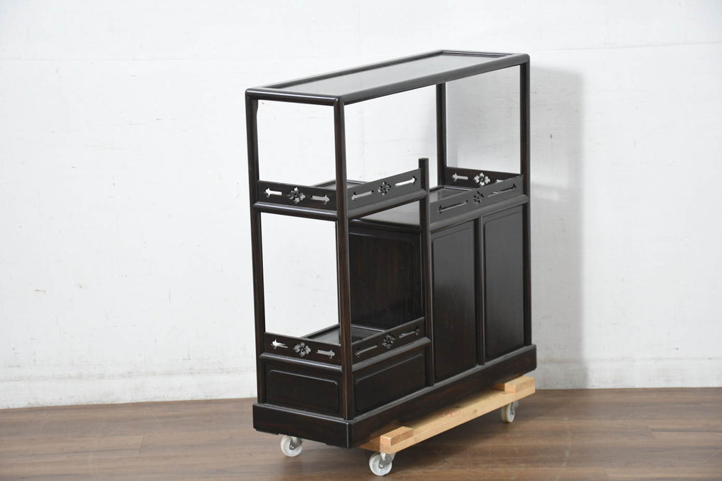 中古　美品　黒檀の風合いが魅力の小振りな茶棚(コクタン、飾り棚、違い棚、収納棚、戸棚、民芸家具)(R-082691)