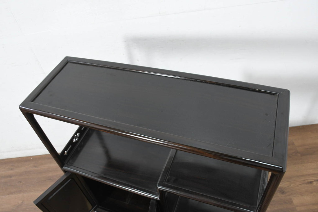 中古　美品　黒檀の風合いが魅力の小振りな茶棚(コクタン、飾り棚、違い棚、収納棚、戸棚、民芸家具)(R-082691)