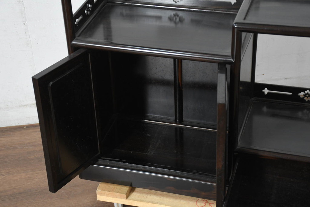 中古　美品　黒檀の風合いが魅力の小振りな茶棚(コクタン、飾り棚、違い棚、収納棚、戸棚、民芸家具)(R-082691)
