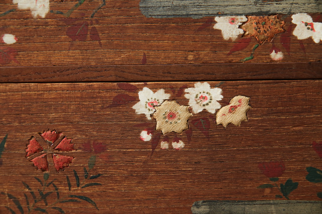 和製アンティーク　かわいい絵柄と刺繍の半衿(はんえり)が魅力的な横長小引き出し(半襟箪笥、小箪笥、小物収納、卓上収納)(R-080254)