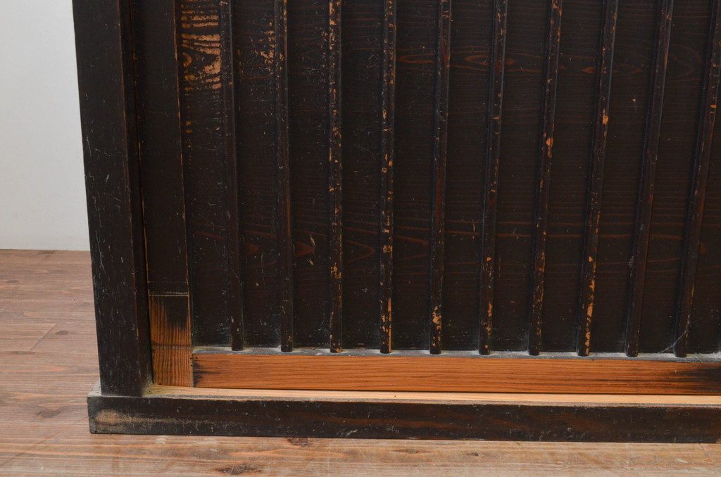 和製アンティーク　和の趣溢れる縦桟格子戸の大きな収納箪笥(和たんす、収納タンス、夜具箪笥、布団箪笥、時代箪笥、ローボード、リビングボード)(R-069102)