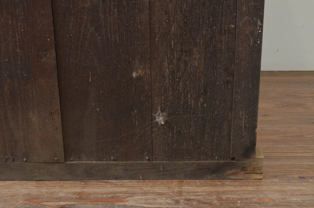 和製アンティーク　和の趣溢れる縦桟格子戸の大きな収納箪笥(和たんす、収納タンス、夜具箪笥、布団箪笥、時代箪笥、ローボード、リビングボード)(R-069102)