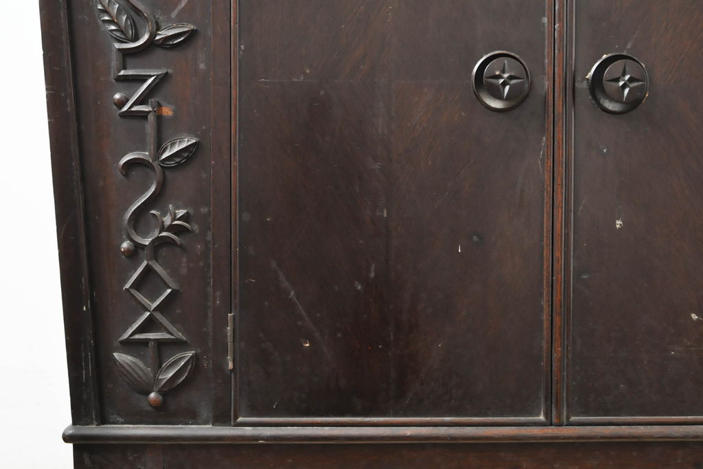 和製アンティーク　大正ロマン　凝ったデザインと美しい彫刻が目を惹くナラ材製のコーナーキャビネット(収納棚、戸棚、飾り棚)(R-061667)