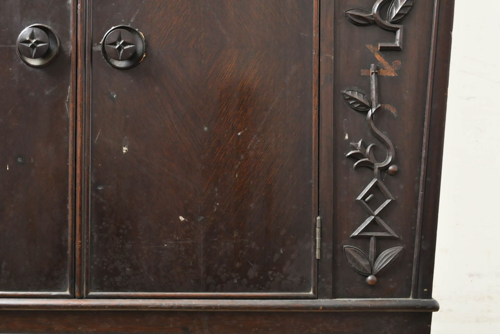 和製アンティーク　大正ロマン　凝ったデザインと美しい彫刻が目を惹くナラ材製のコーナーキャビネット(収納棚、戸棚、飾り棚)(R-061667)