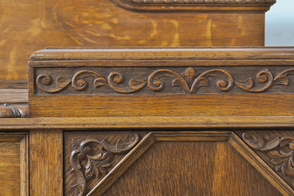 イギリスアンティーク　オーク材　脚部まで凝ったデザインとヨーロピアンな佇まいが魅力のサイドボード(収納棚、戸棚、サイドキャビネット、引き出し)(R-061801)