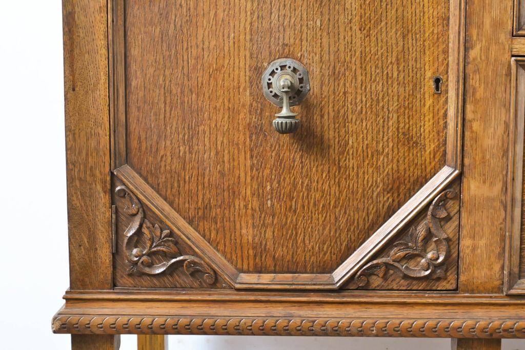 イギリスアンティーク　オーク材　脚部まで凝ったデザインとヨーロピアンな佇まいが魅力のサイドボード(収納棚、戸棚、サイドキャビネット、引き出し)(R-061801)