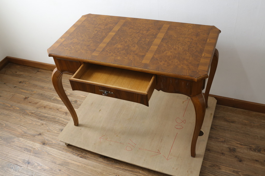 中古　美品　DREXEL HERITAGE(ドレクセルヘリテイジ)　フレンチスタイル　上品でエレガントなバール杢天板のデスク(机、ワークデスク、コンソールテーブル、在宅用、在宅ワーク用)(R-083001)