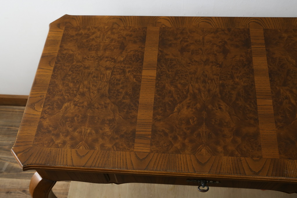 中古　美品　DREXEL HERITAGE(ドレクセルヘリテイジ)　フレンチスタイル　上品でエレガントなバール杢天板のデスク(机、ワークデスク、コンソールテーブル、在宅用、在宅ワーク用)(R-083001)