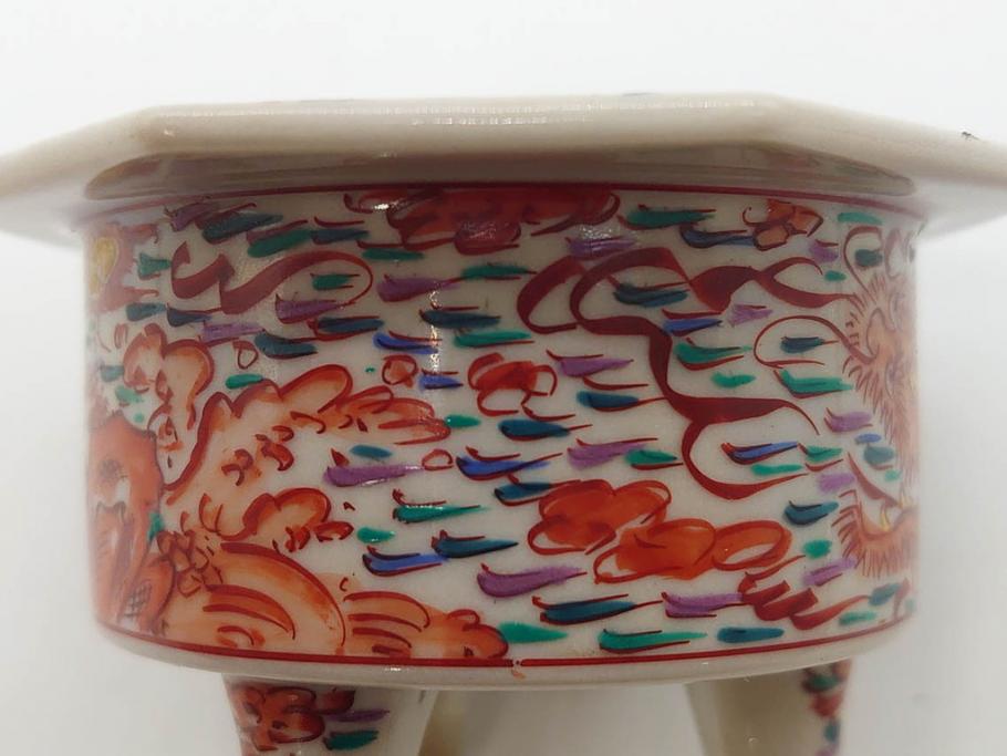 時代物　九谷焼　赤絵　福銘　龍図　細かな意匠が感じられる豪華な絵付けの三足香炉(三つ足、仏具、茶道具)(R-083074)
