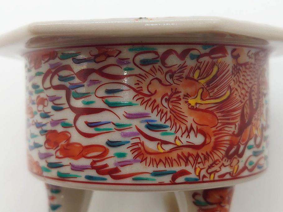 時代物　九谷焼　赤絵　福銘　龍図　細かな意匠が感じられる豪華な絵付けの三足香炉(三つ足、仏具、茶道具)(R-083074)