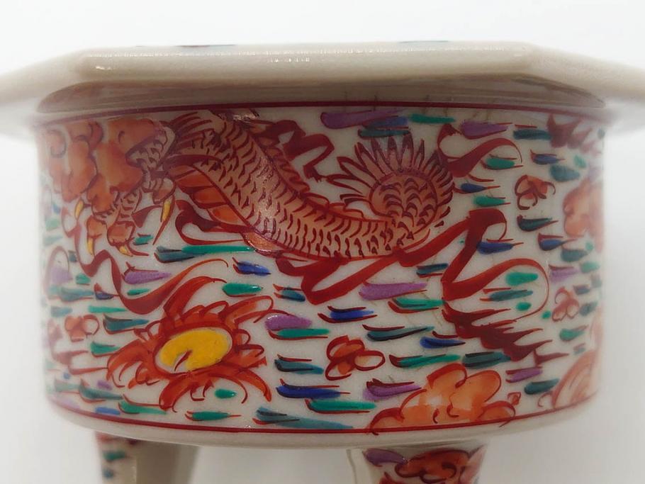 時代物　九谷焼　赤絵　福銘　龍図　細かな意匠が感じられる豪華な絵付けの三足香炉(三つ足、仏具、茶道具)(R-083074)