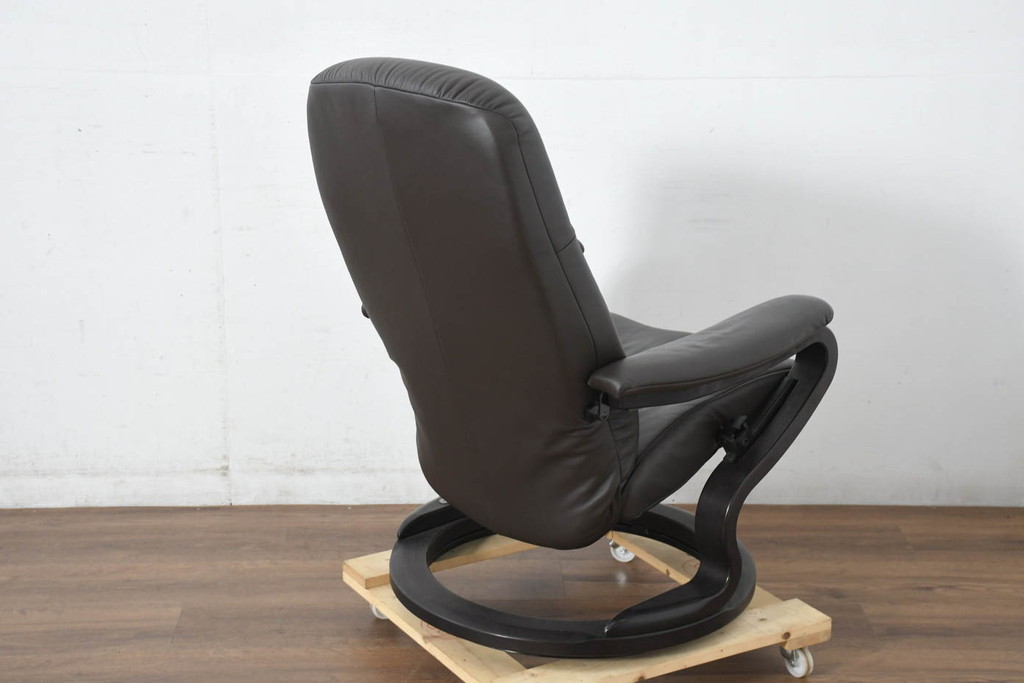 中古　ドイツ　IDC大塚家具取り扱い　himolla(ヒモラ)　model.9883　ゼロストレス　本革(レザー)　洗練された空間を演出するリクライニングチェアとオットマンのセット(アームチェア、椅子、一人掛けソファ、1Pソファ、フットスツール、ラウンジチェア)(定価約22万円)(R-082703)