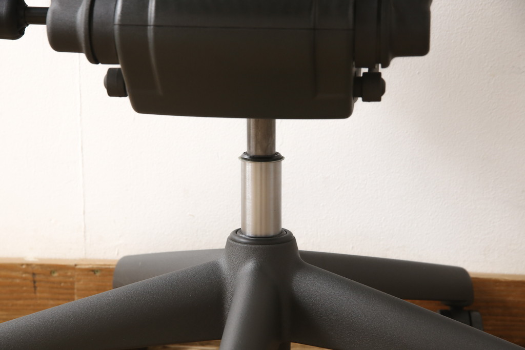 中古　美品　Hermanmiller(ハーマンミラー社)　ランバーサポート　Bサイズ　座り心地を追求したアーロンチェア(オフィスチェア、アームチェア、ワークチェア)(R-058228)