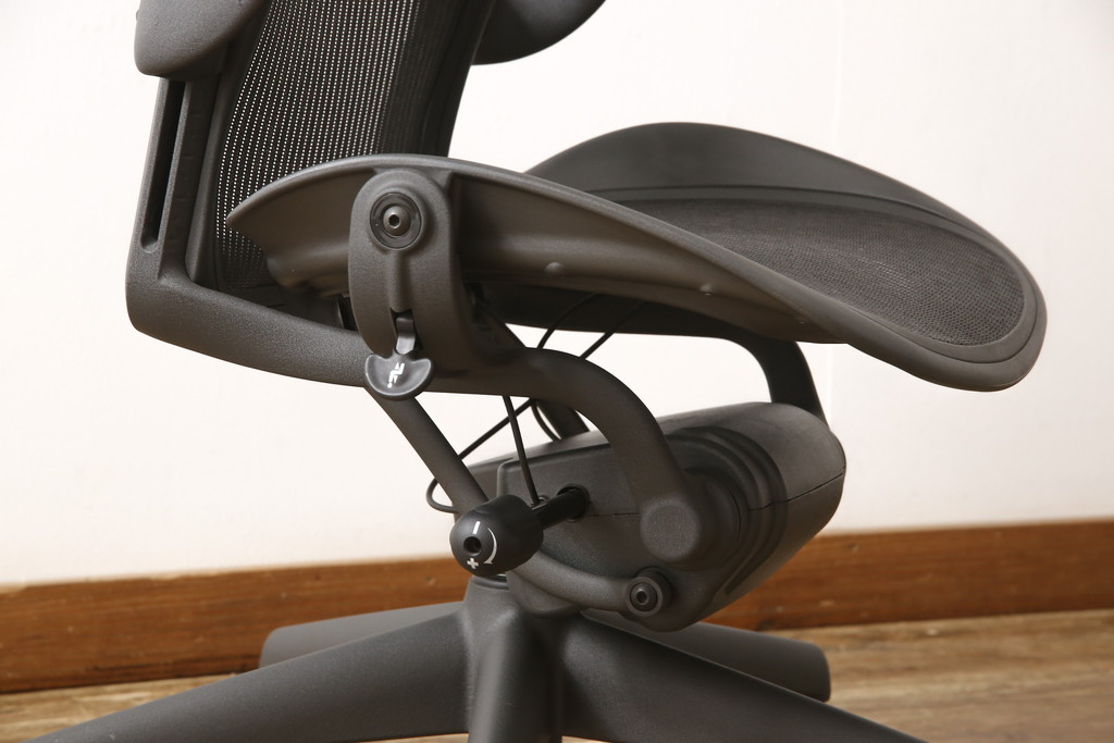 中古　美品　Hermanmiller(ハーマンミラー社)　ランバーサポート　Bサイズ　座り心地を追求したアーロンチェア(オフィスチェア、アームチェア、ワークチェア)(R-058228)