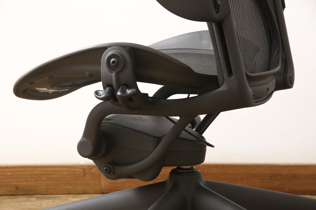中古　美品　Hermanmiller(ハーマンミラー社)　ランバーサポート　Bサイズ　座り心地を追求したアーロンチェア(オフィスチェア、アームチェア、ワークチェア)(R-058228)