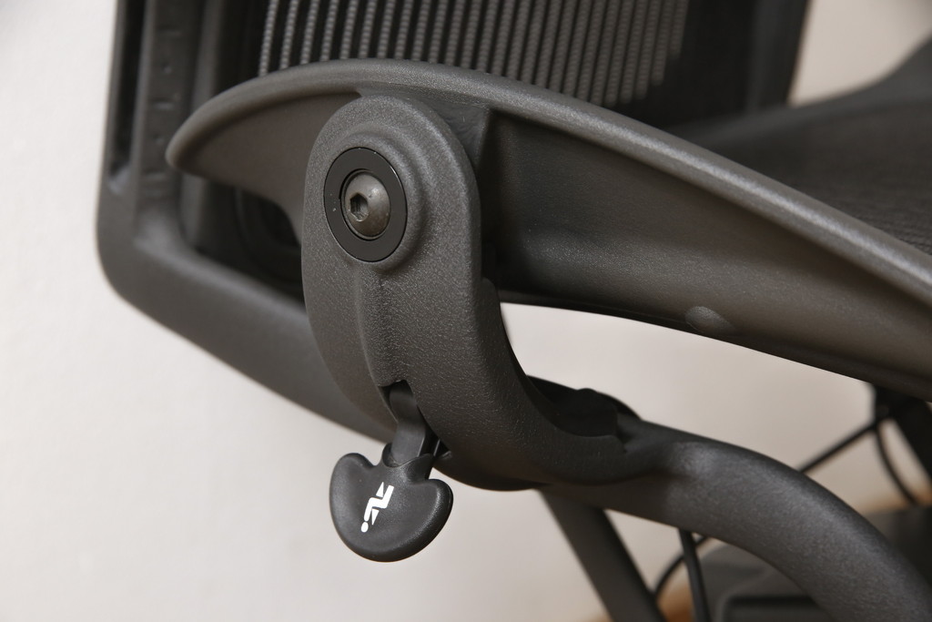 中古　美品　Hermanmiller(ハーマンミラー社)　ランバーサポート　Bサイズ　座り心地を追求したアーロンチェア(オフィスチェア、アームチェア、ワークチェア)(R-058228)