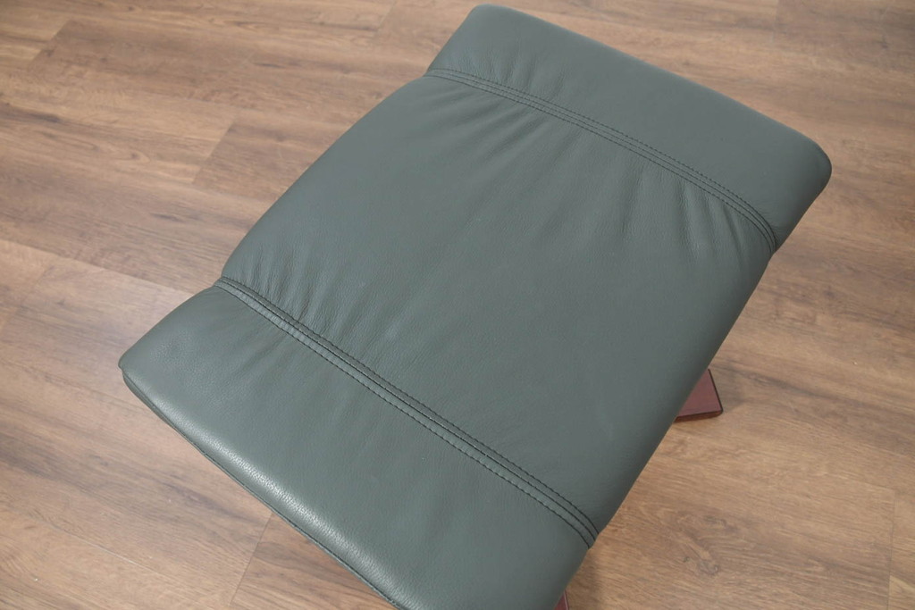 中古　超美品!!　使用感ほぼなし!　デンマークブランド　KEBE(ケベ)　TILLY(ティリー)　FRANCEBED取り扱い　本革(レザー)　全身をゆったりと預けられるリクライニングチェア+オットマンのセット(アームチェア、リクライニングチェア、ラウンジチェア、フットスツール、椅子、一人掛けソファ、1Pソファ、北欧)(定価約26万円)(R-082704)