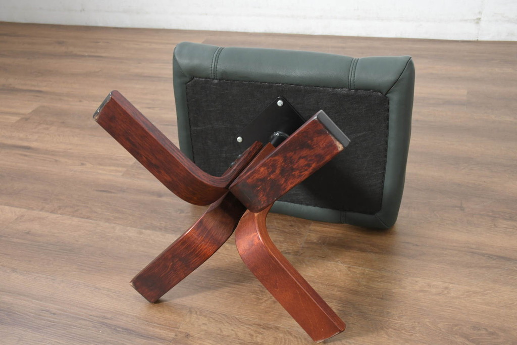中古　超美品!!　使用感ほぼなし!　デンマークブランド　KEBE(ケベ)　TILLY(ティリー)　FRANCEBED取り扱い　本革(レザー)　全身をゆったりと預けられるリクライニングチェア+オットマンのセット(アームチェア、リクライニングチェア、ラウンジチェア、フットスツール、椅子、一人掛けソファ、1Pソファ、北欧)(定価約26万円)(R-082704)