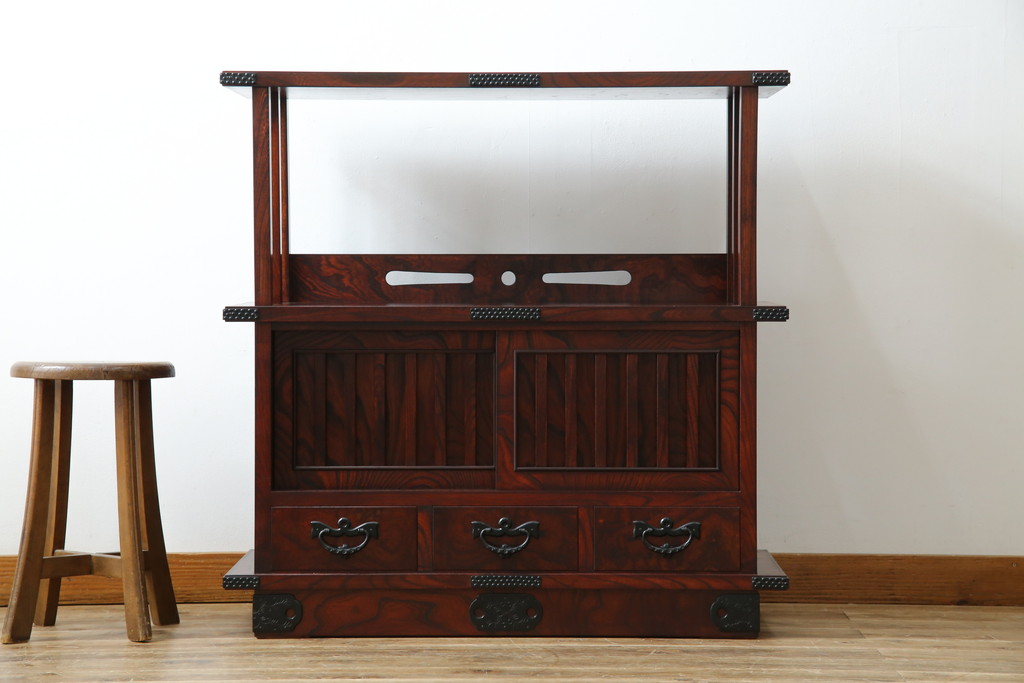 中古　美品　岩谷堂箪笥　美しい杢目と黒い金具が上質な和の雰囲気を演出する飾り棚(収納棚、戸棚、茶棚)(R-068825)