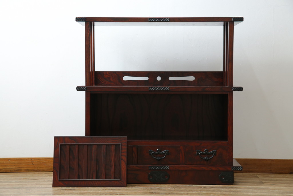 中古　美品　岩谷堂箪笥　美しい杢目と黒い金具が上質な和の雰囲気を演出する飾り棚(収納棚、戸棚、茶棚)(R-068825)