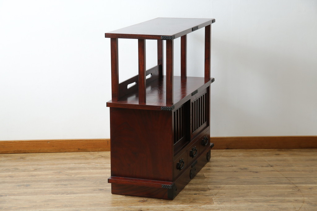 中古　美品　岩谷堂箪笥　美しい杢目と黒い金具が上質な和の雰囲気を演出する飾り棚(収納棚、戸棚、茶棚)(R-068825)