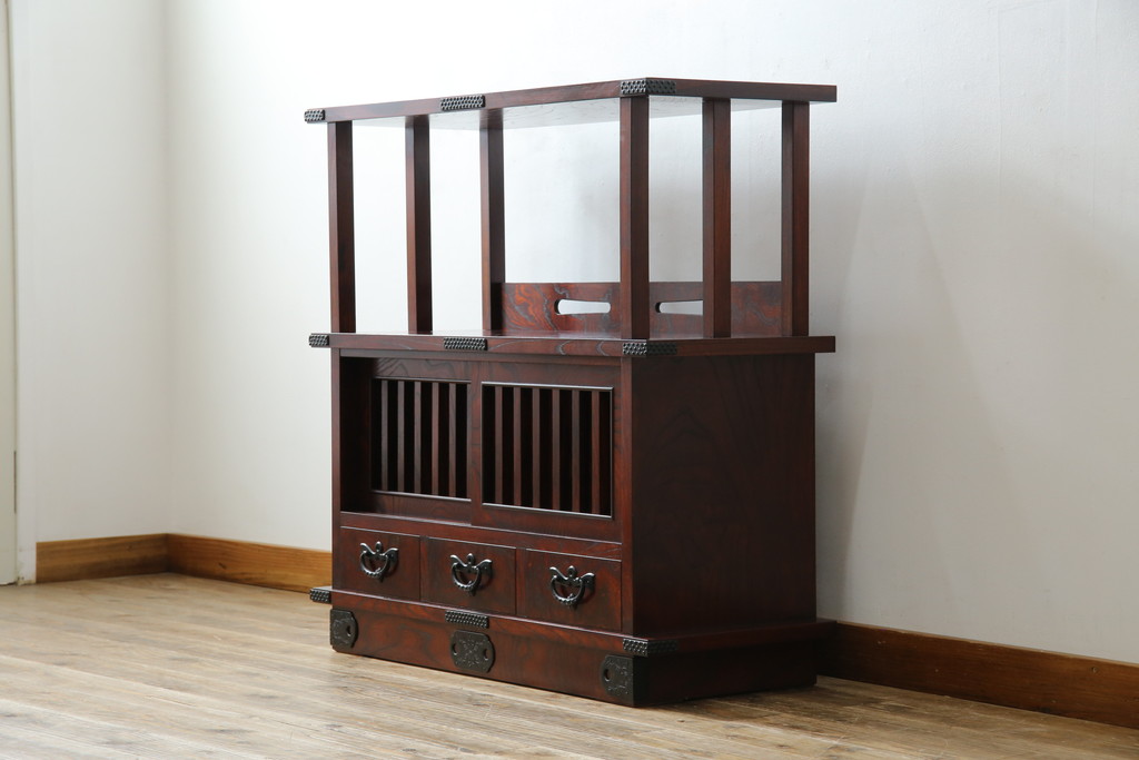 中古　美品　岩谷堂箪笥　美しい杢目と黒い金具が上質な和の雰囲気を演出する飾り棚(収納棚、戸棚、茶棚)(R-068825)