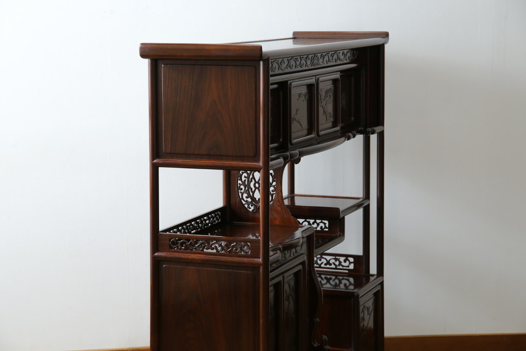 中古　美品　伝統工芸品　大阪唐木指物　唐木の老舗 岡治　紫檀(シタン)材　漆塗り　繊細かつ豪華な彫りが目を引く大振りな飾り棚(違い棚、茶棚、戸棚、収納棚)(定価約80万円)(R-072567)