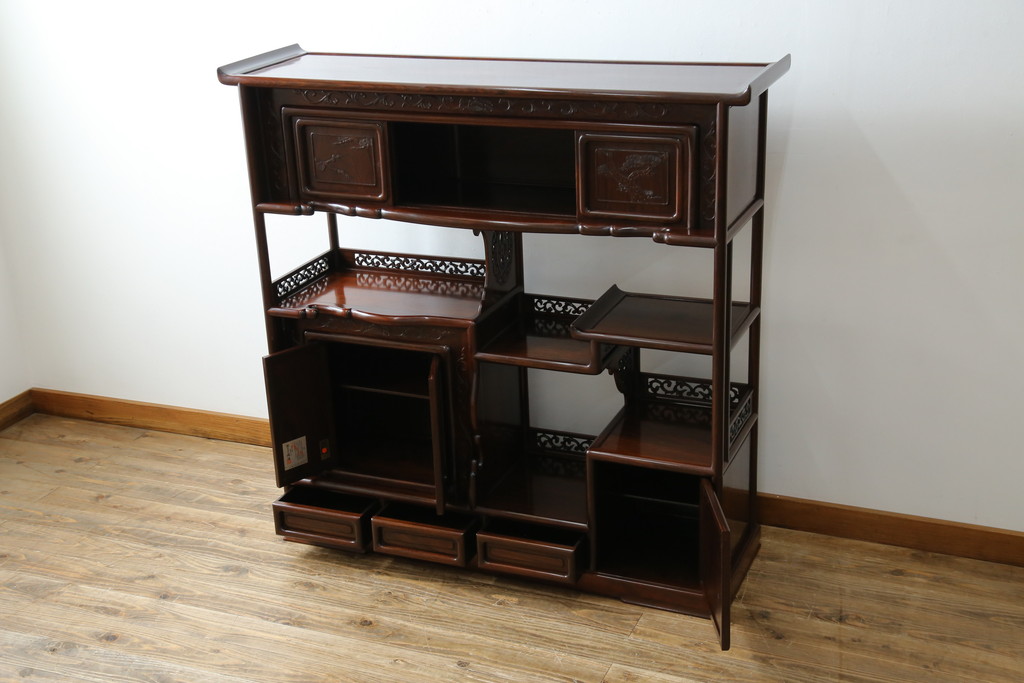 中古　美品　伝統工芸品　大阪唐木指物　唐木の老舗 岡治　紫檀(シタン)材　漆塗り　繊細かつ豪華な彫りが目を引く大振りな飾り棚(違い棚、茶棚、戸棚、収納棚)(定価約80万円)(R-072567)