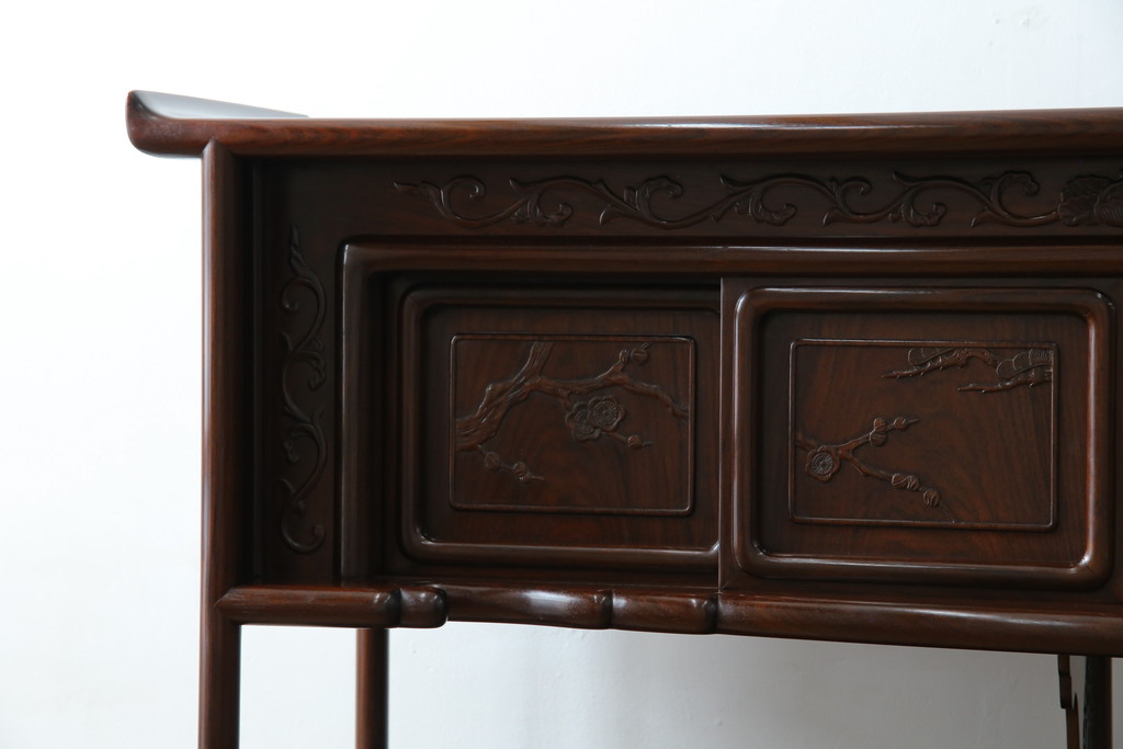 中古　美品　伝統工芸品　大阪唐木指物　唐木の老舗 岡治　紫檀(シタン)材　漆塗り　繊細かつ豪華な彫りが目を引く大振りな飾り棚(違い棚、茶棚、戸棚、収納棚)(定価約80万円)(R-072567)
