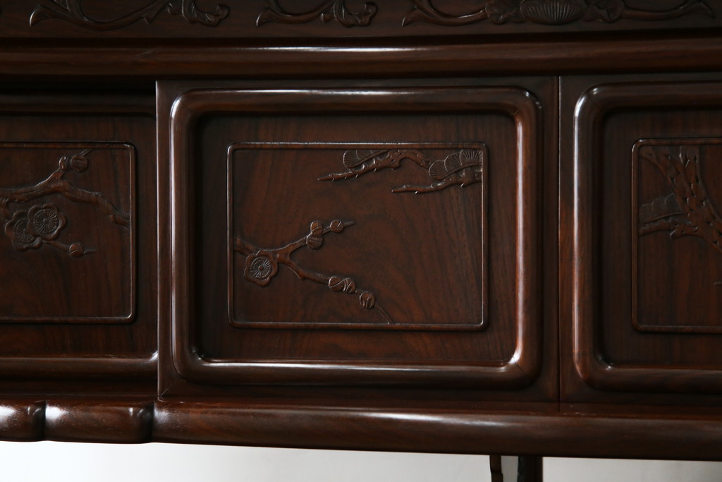 中古　美品　伝統工芸品　大阪唐木指物　唐木の老舗 岡治　紫檀(シタン)材　漆塗り　繊細かつ豪華な彫りが目を引く大振りな飾り棚(違い棚、茶棚、戸棚、収納棚)(定価約80万円)(R-072567)