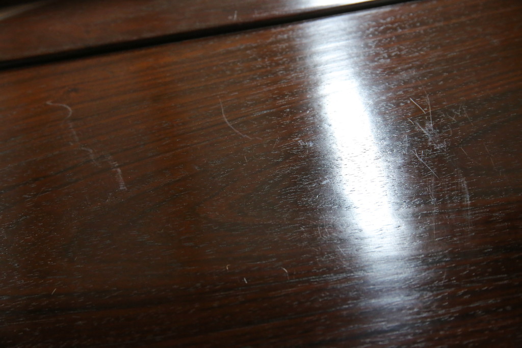 中古　美品　伝統工芸品　大阪唐木指物　唐木の老舗 岡治　紫檀(シタン)材　漆塗り　繊細かつ豪華な彫りが目を引く大振りな飾り棚(違い棚、茶棚、戸棚、収納棚)(定価約80万円)(R-072567)