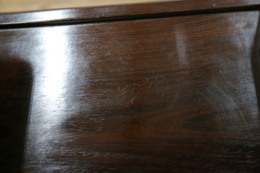 中古　美品　伝統工芸品　大阪唐木指物　唐木の老舗 岡治　紫檀(シタン)材　漆塗り　繊細かつ豪華な彫りが目を引く大振りな飾り棚(違い棚、茶棚、戸棚、収納棚)(定価約80万円)(R-072567)
