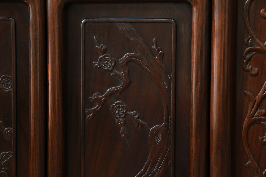 中古　美品　伝統工芸品　大阪唐木指物　唐木の老舗 岡治　紫檀(シタン)材　漆塗り　繊細かつ豪華な彫りが目を引く大振りな飾り棚(違い棚、茶棚、戸棚、収納棚)(定価約80万円)(R-072567)