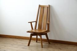 中古　美品　希少な廃番品　飛騨清見工房(HIDA kiyomi koubou)(大日家具工業)　楢(ナラ)材　無垢　ナラ無垢材がふんだんに使用された回転式アームチェア(板座チェア、回転イス、ダイニングチェア、アームチェア、椅子)(定価約10万円)(R-080671)